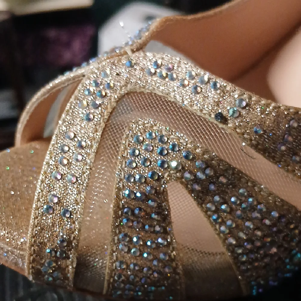 Gold Elegant Heels with Shimmer and Twisted Straps